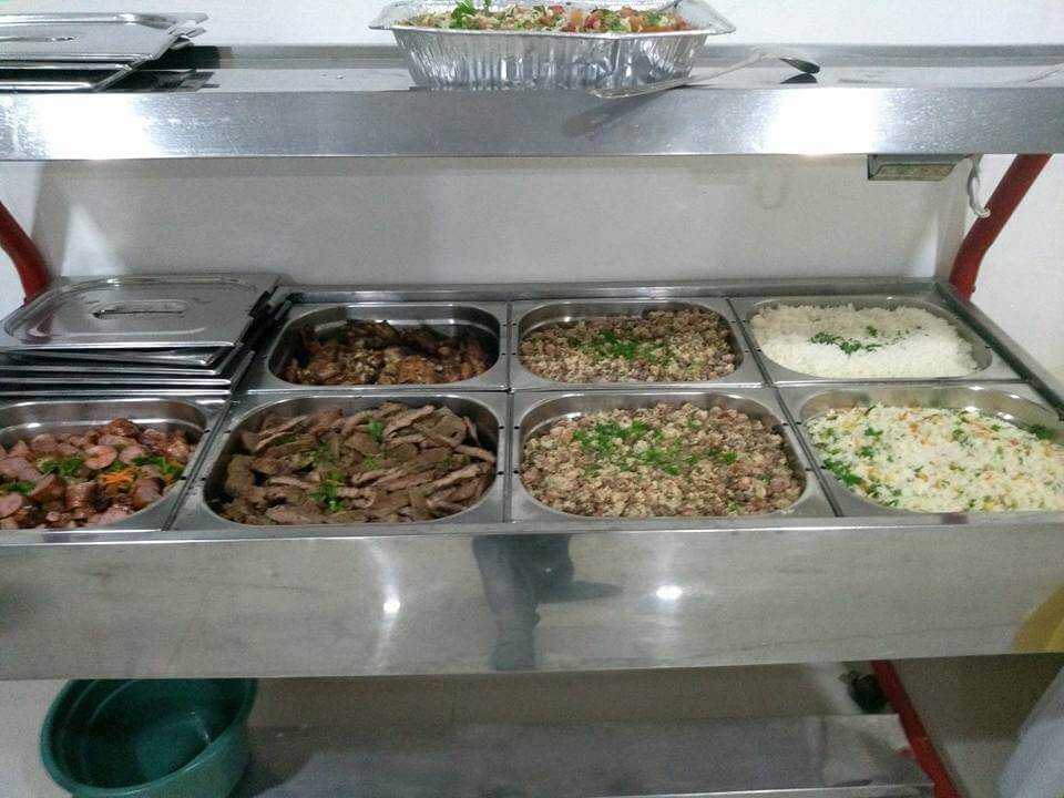 Buffet de churrasco abrangente para eventos com 200 convidados